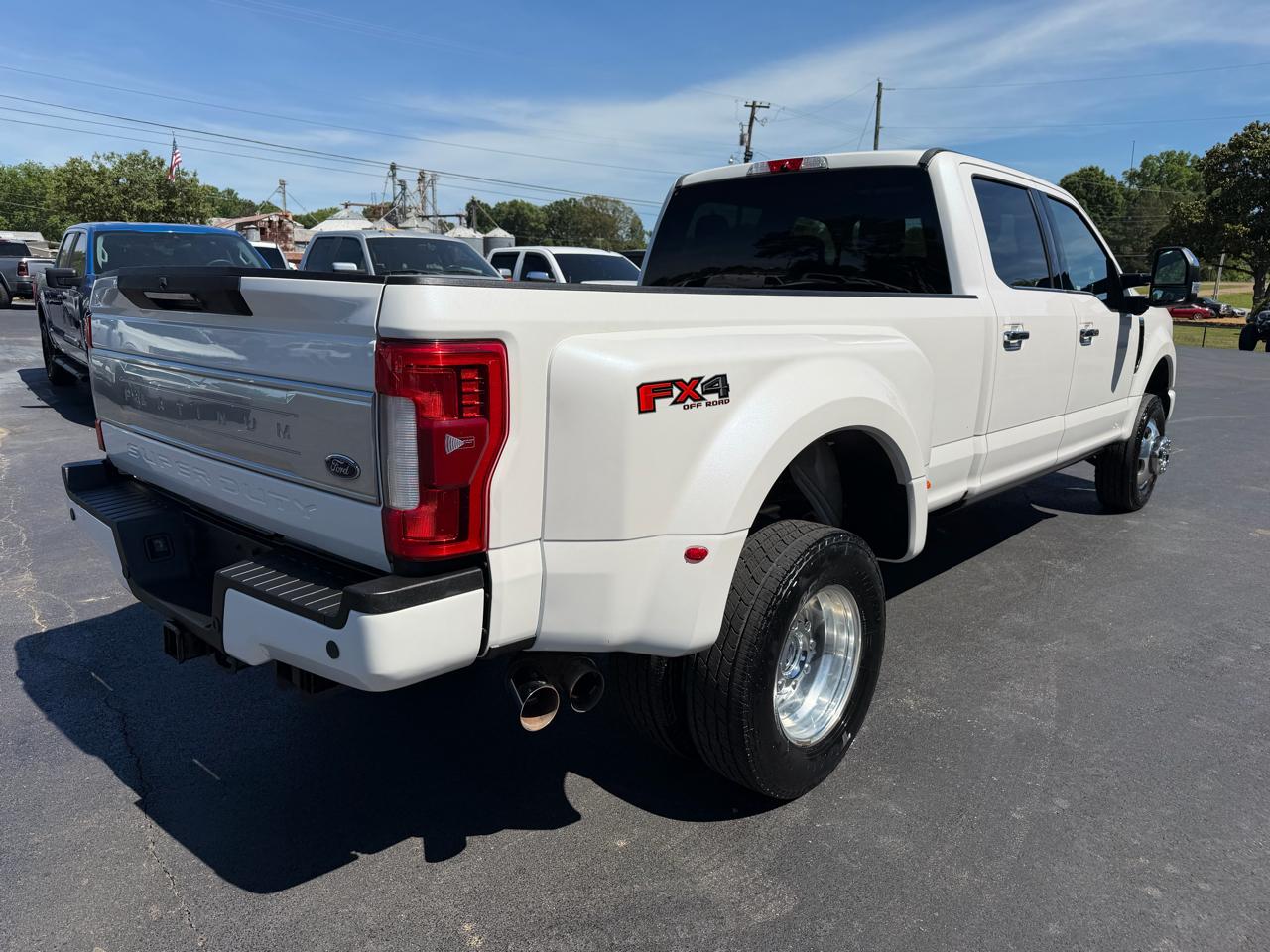 Ford Super Duty F-350 DRW Platinum 4WD Crew Cab 8' Box 2017