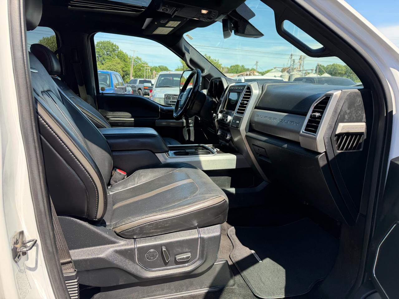 Ford Super Duty F-350 DRW Platinum 4WD Crew Cab 8' Box 2017