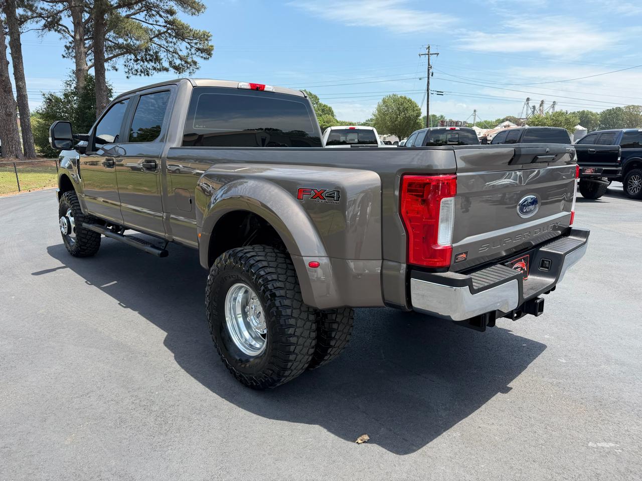 Ford Super Duty F-350 DRW XL 4WD Crew Cab 8' Box 2019