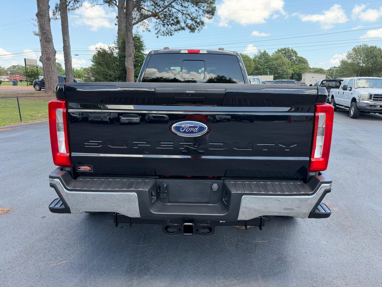 Ford Super Duty F-350 DRW XL 4WD Crew Cab 8' Box 2023
