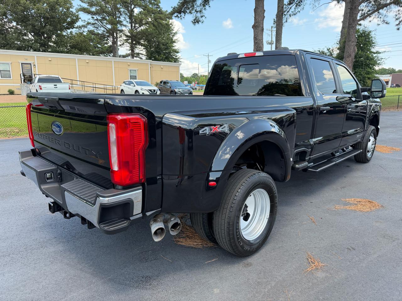 Ford Super Duty F-350 DRW XL 4WD Crew Cab 8' Box 2023