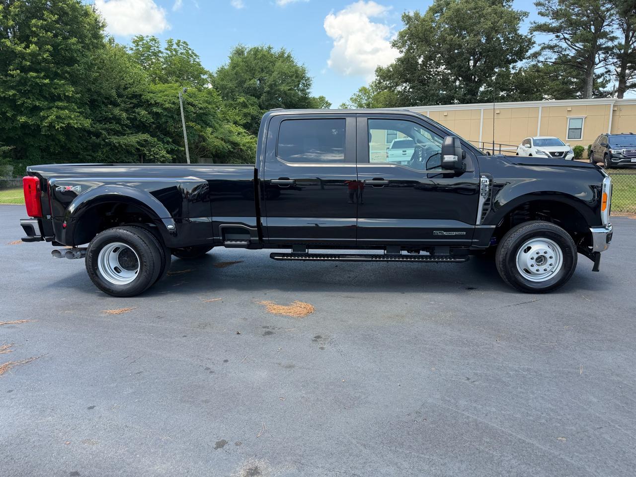 Ford Super Duty F-350 DRW XL 4WD Crew Cab 8' Box 2023