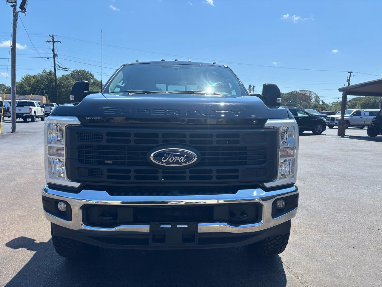 Ford Super Duty F-350 DRW XL 4WD Crew Cab 8' Box 2023