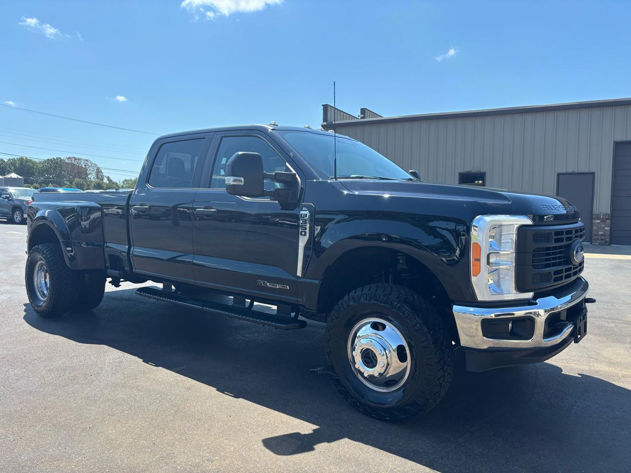 Ford Super Duty F-350 DRW XL 4WD Crew Cab 8' Box 2023