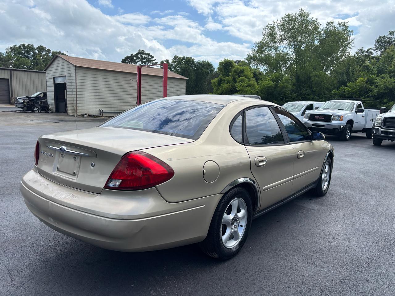 Ford Taurus 4dr Sdn SES 2001