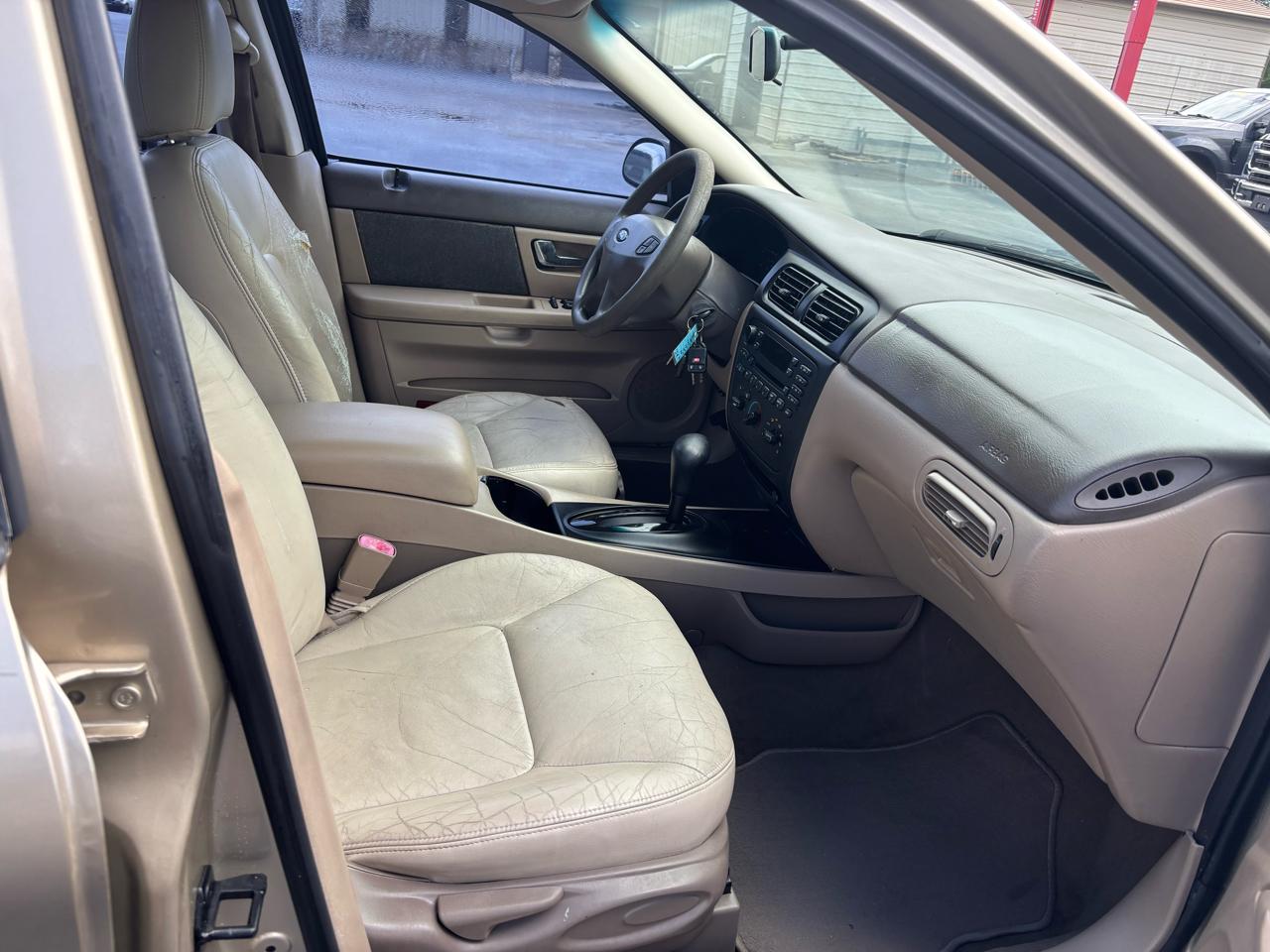 Ford Taurus 4dr Sdn SES 2001