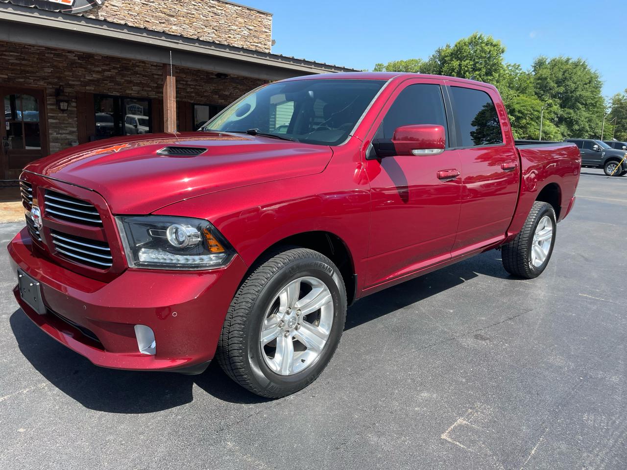 RAM 1500 2WD Crew Cab 140.5" Sport 2015