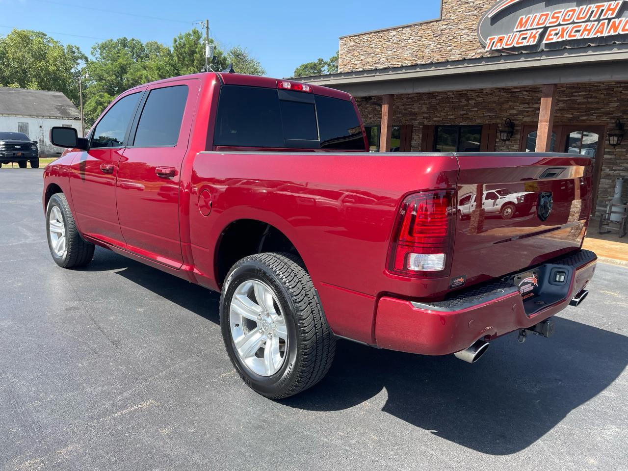 RAM 1500 2WD Crew Cab 140.5" Sport 2015