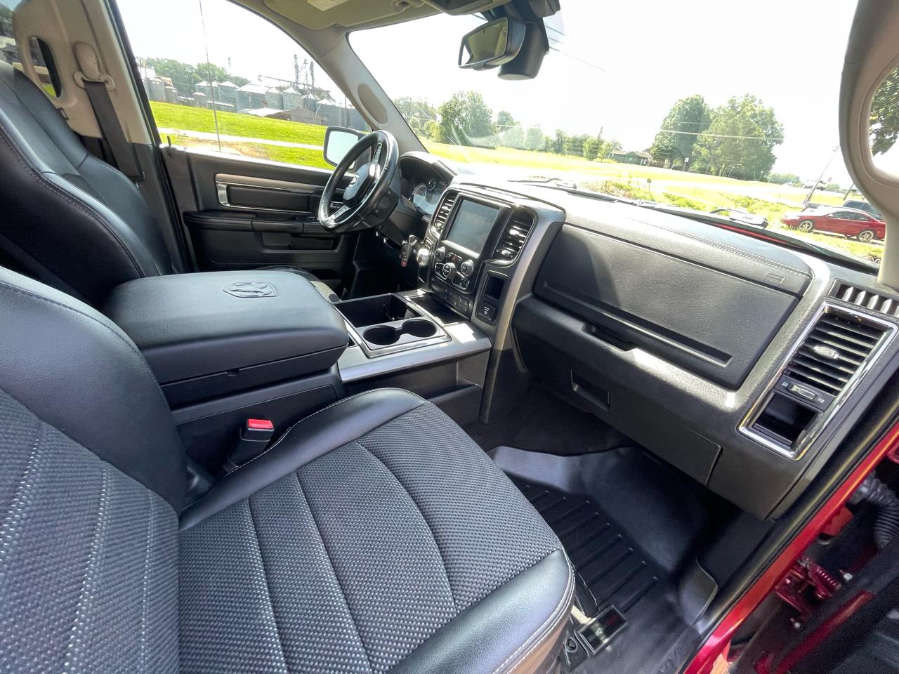 RAM 1500 2WD Crew Cab 140.5" Sport 2015