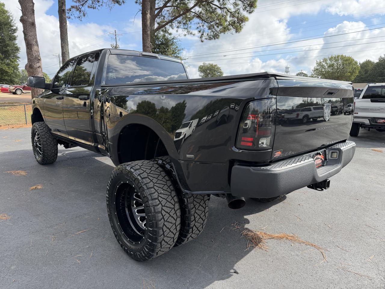 RAM 3500 Tradesman 4x4 Crew Cab 8' Box 2017