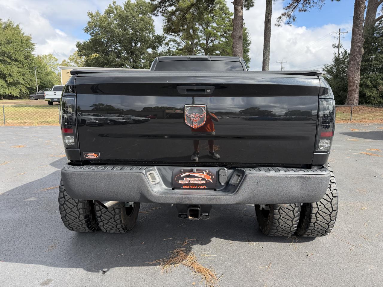 RAM 3500 Tradesman 4x4 Crew Cab 8' Box 2017