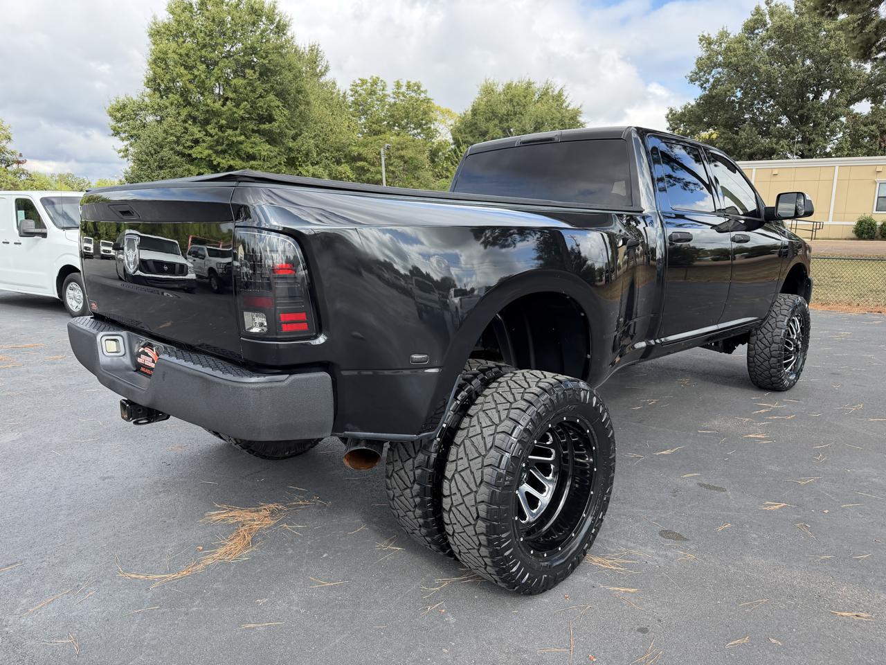 RAM 3500 Tradesman 4x4 Crew Cab 8' Box 2017