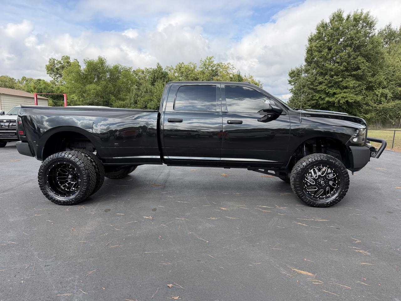 RAM 3500 Tradesman 4x4 Crew Cab 8' Box 2017