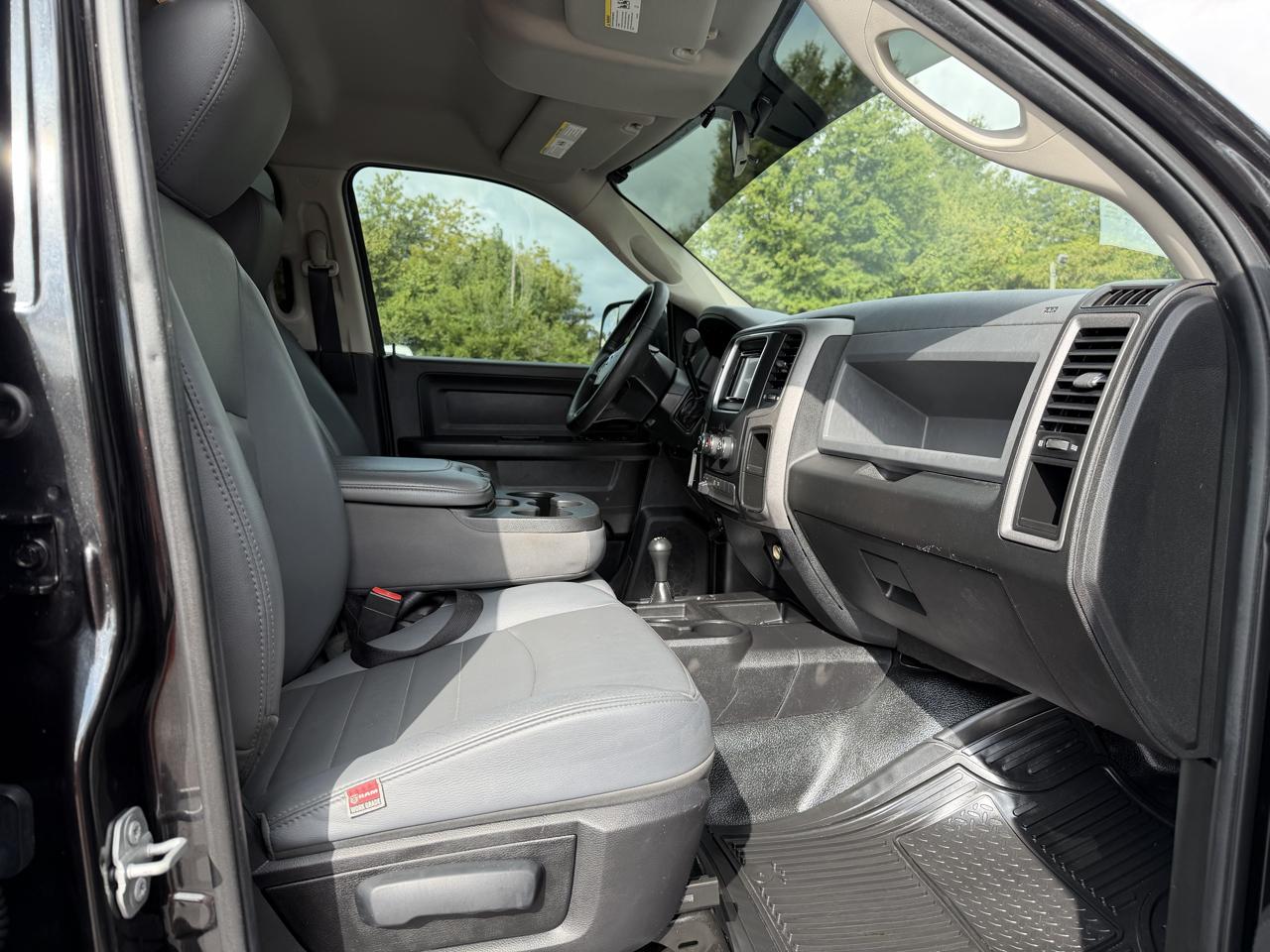 RAM 3500 Tradesman 4x4 Crew Cab 8' Box 2017