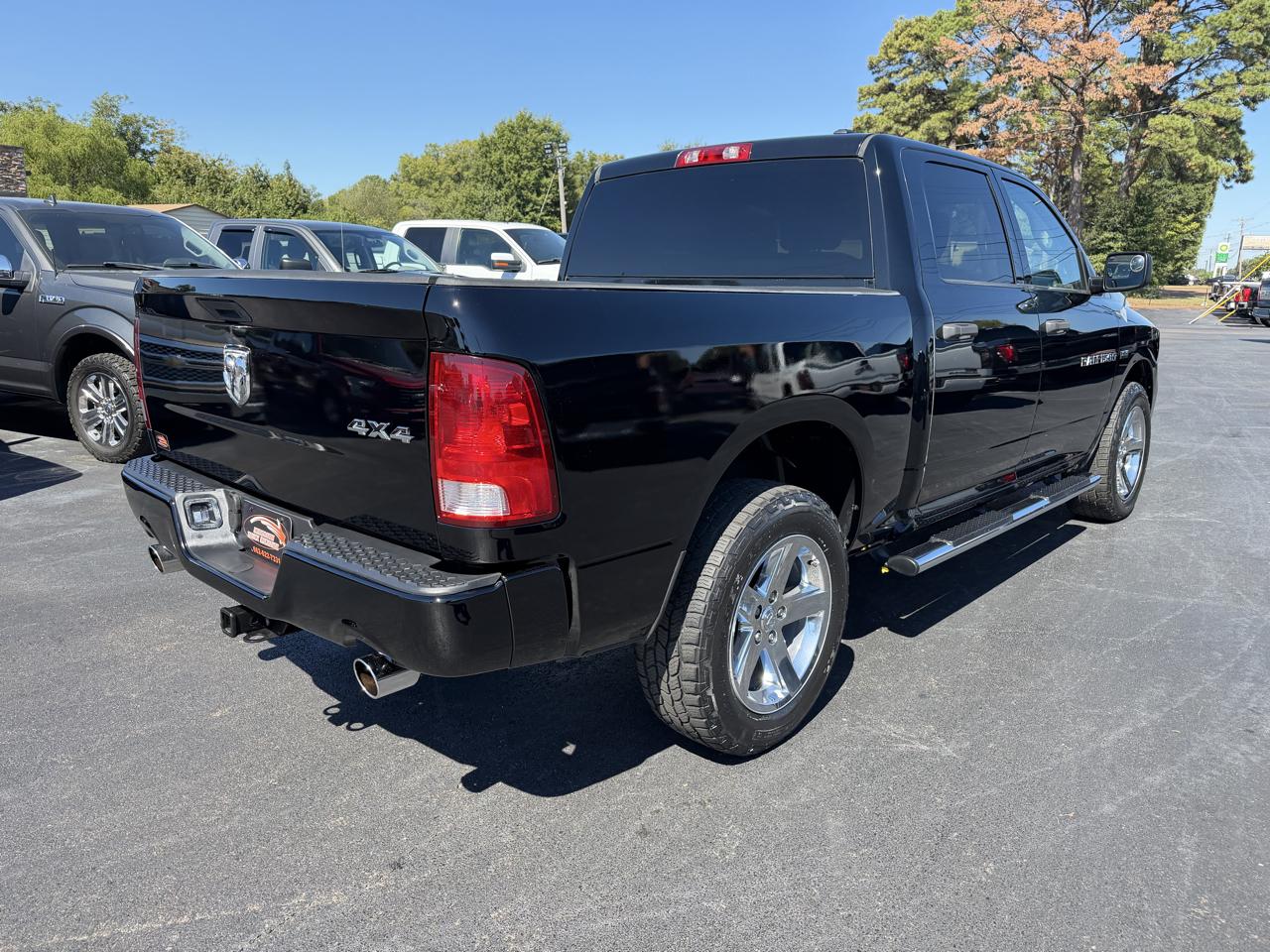 RAM 1500 4WD Crew Cab 140.5" Express 2012