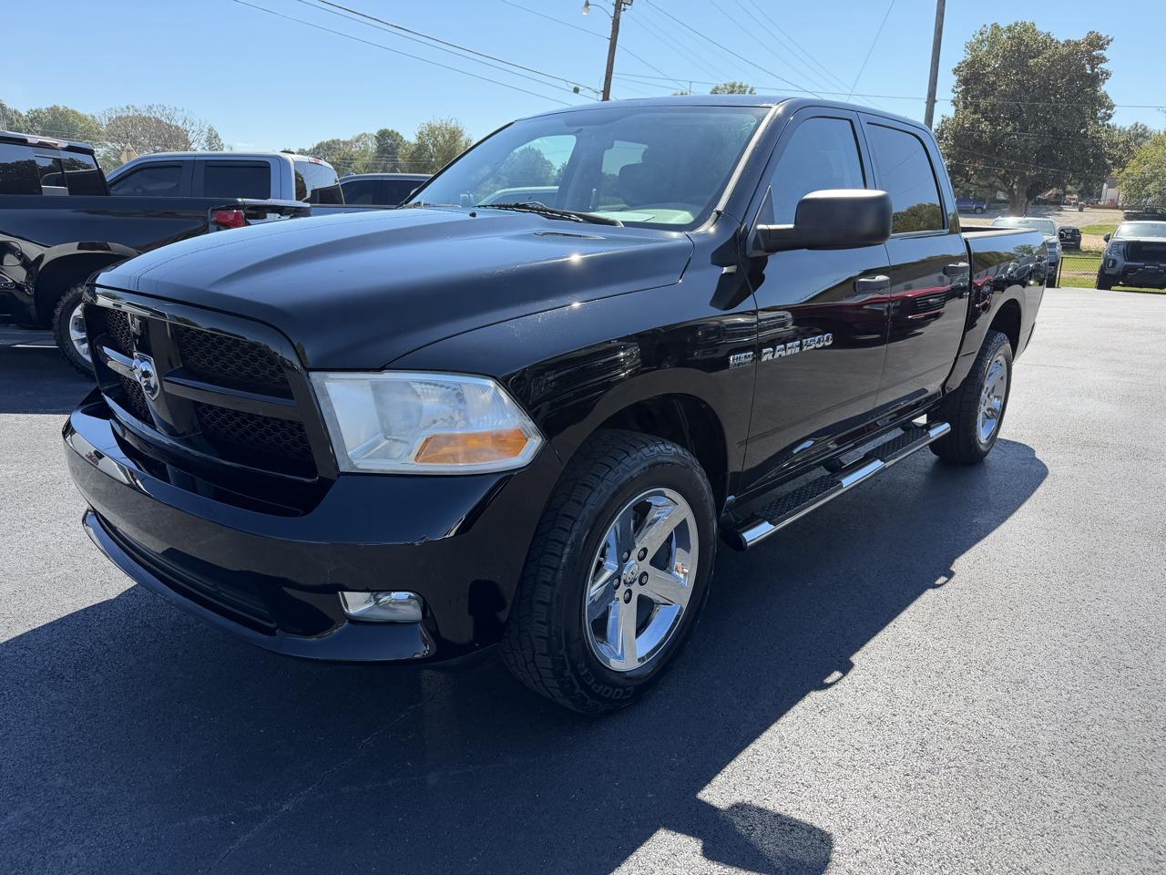 RAM 1500 4WD Crew Cab 140.5" Express 2012