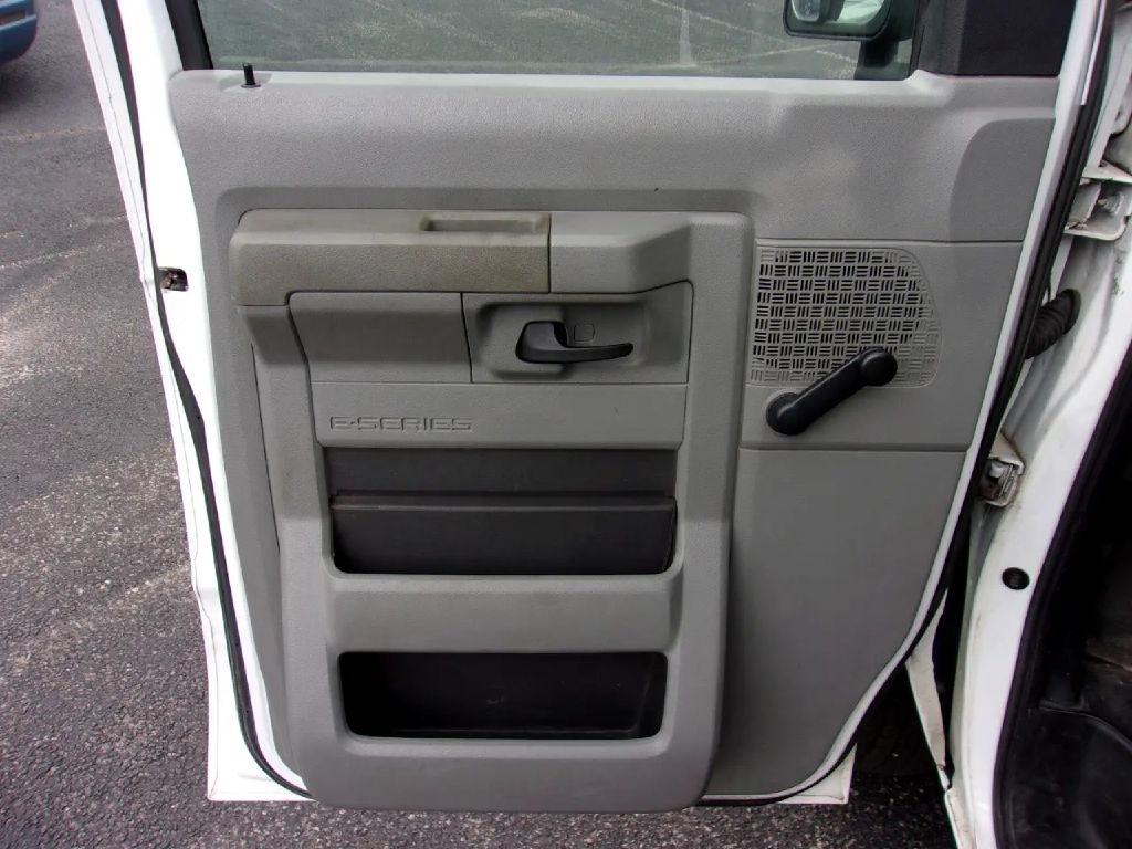 Ford Econoline Commercial Cutaway E-350 Super Duty 138" SRW 2014
