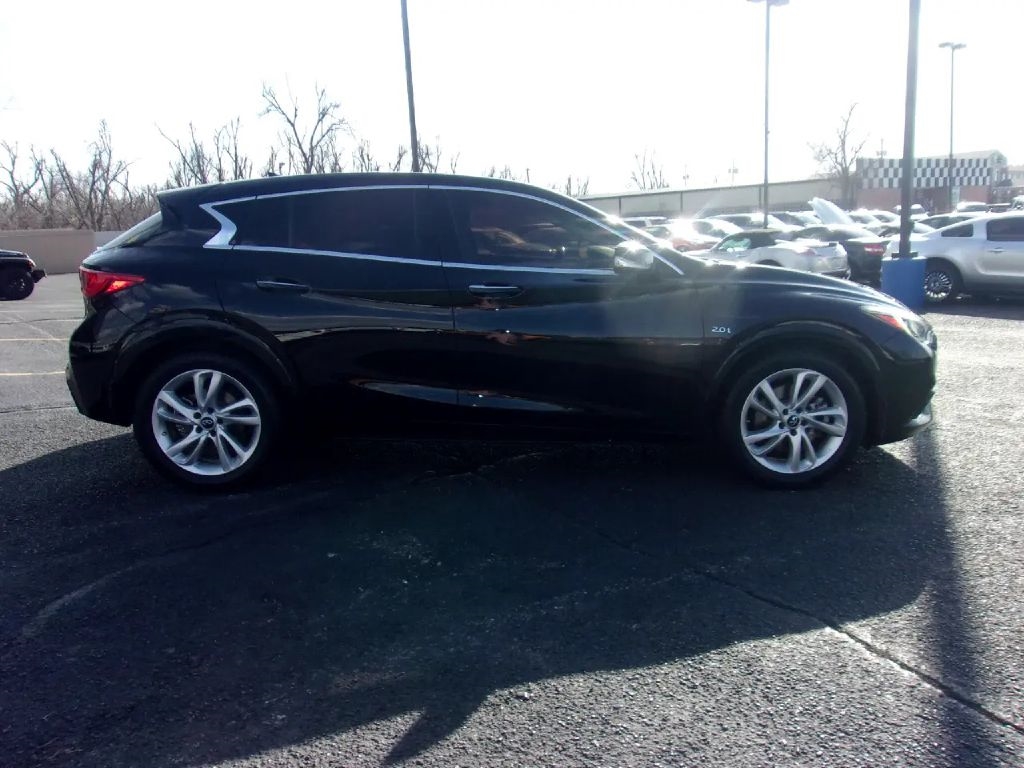 Infiniti QX30 Base 2018