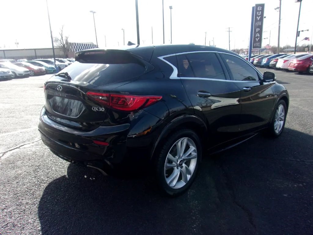Infiniti QX30 Base 2018