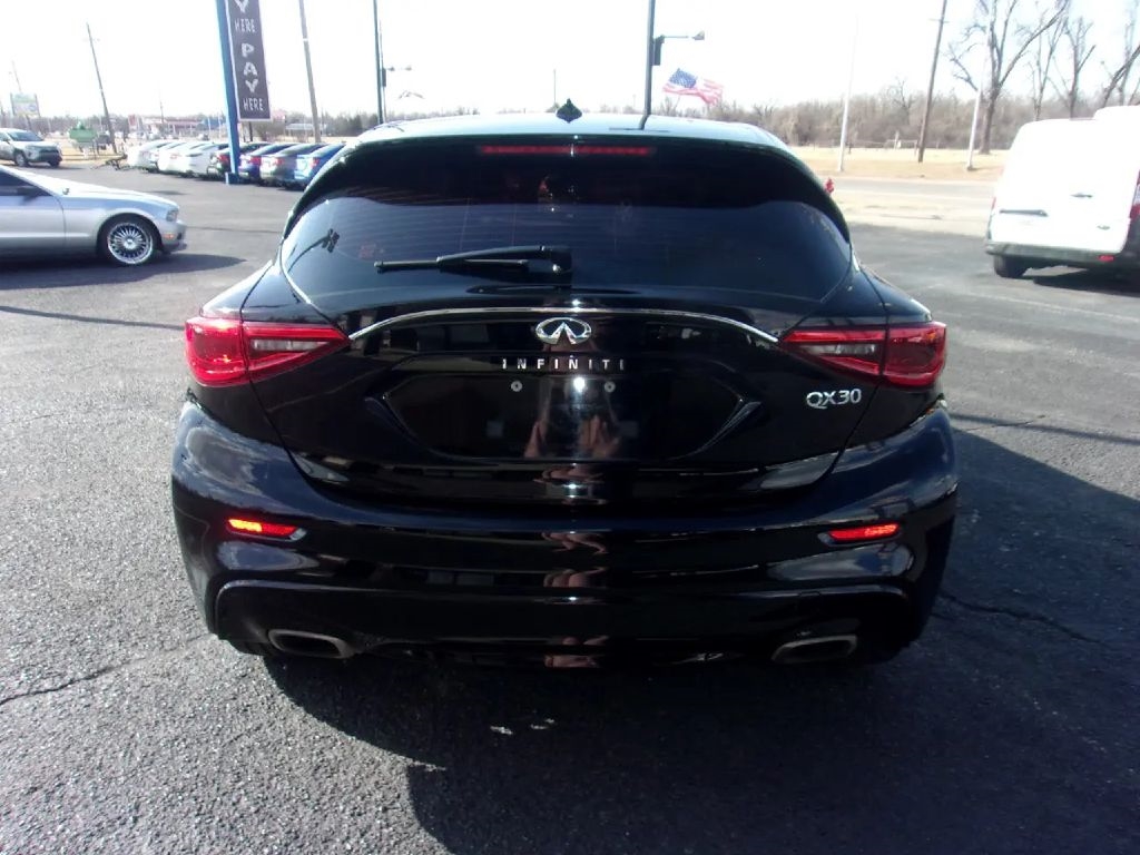 Infiniti QX30 Base 2018