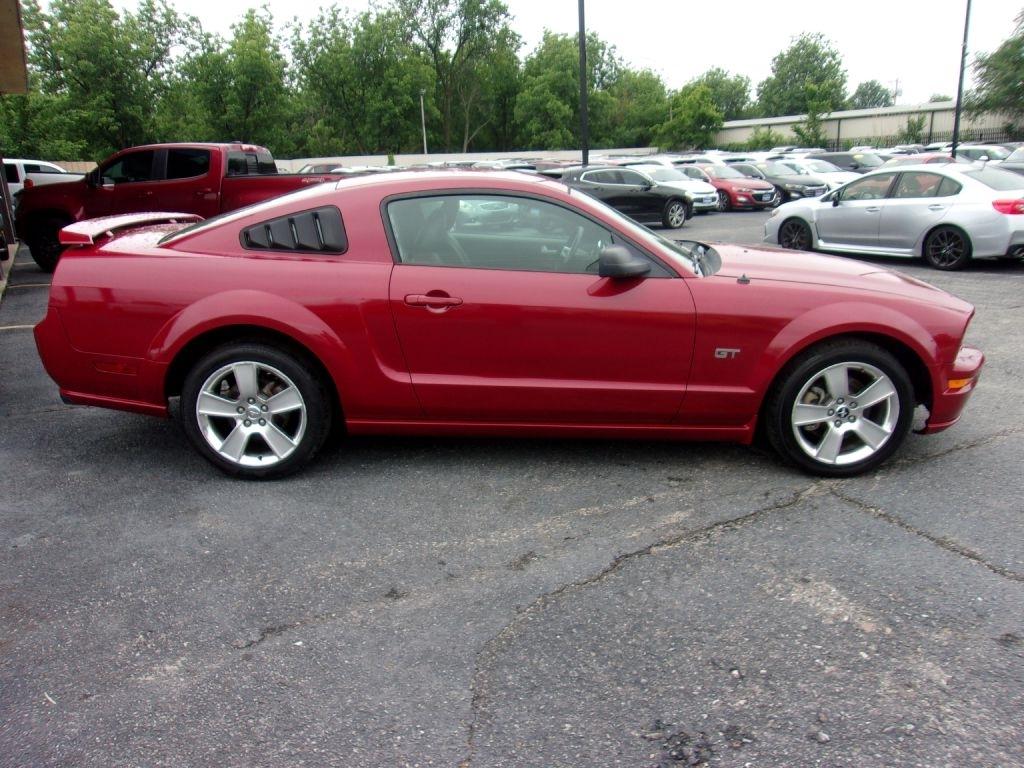 Ford Mustang GT Deluxe Coupe 2005