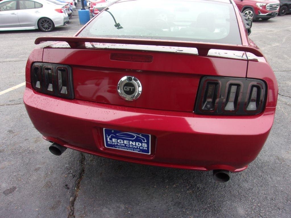 Ford Mustang GT Deluxe Coupe 2005