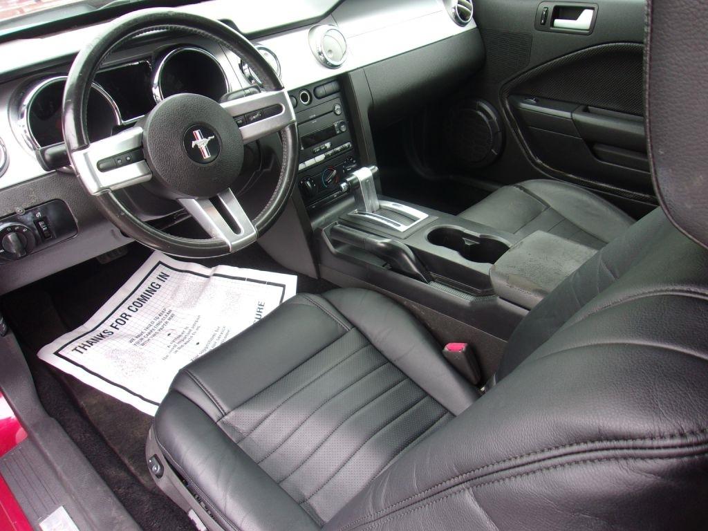 Ford Mustang GT Deluxe Coupe 2005