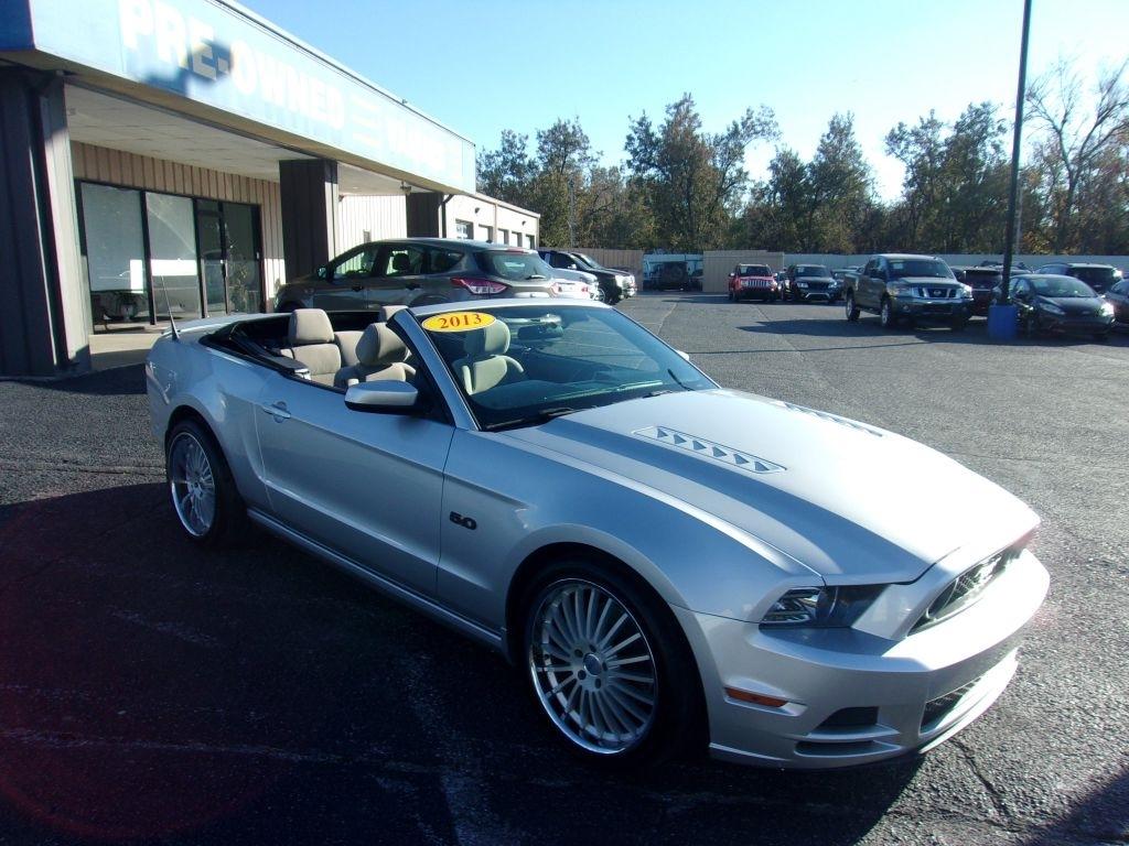 Ford Mustang GT convertible 2013