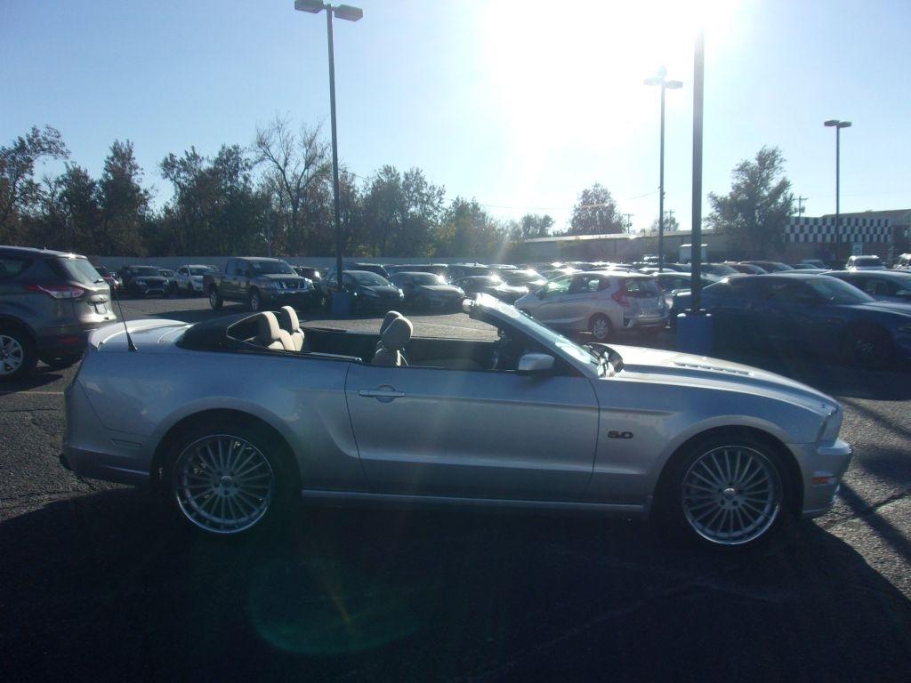 Ford Mustang GT convertible 2013