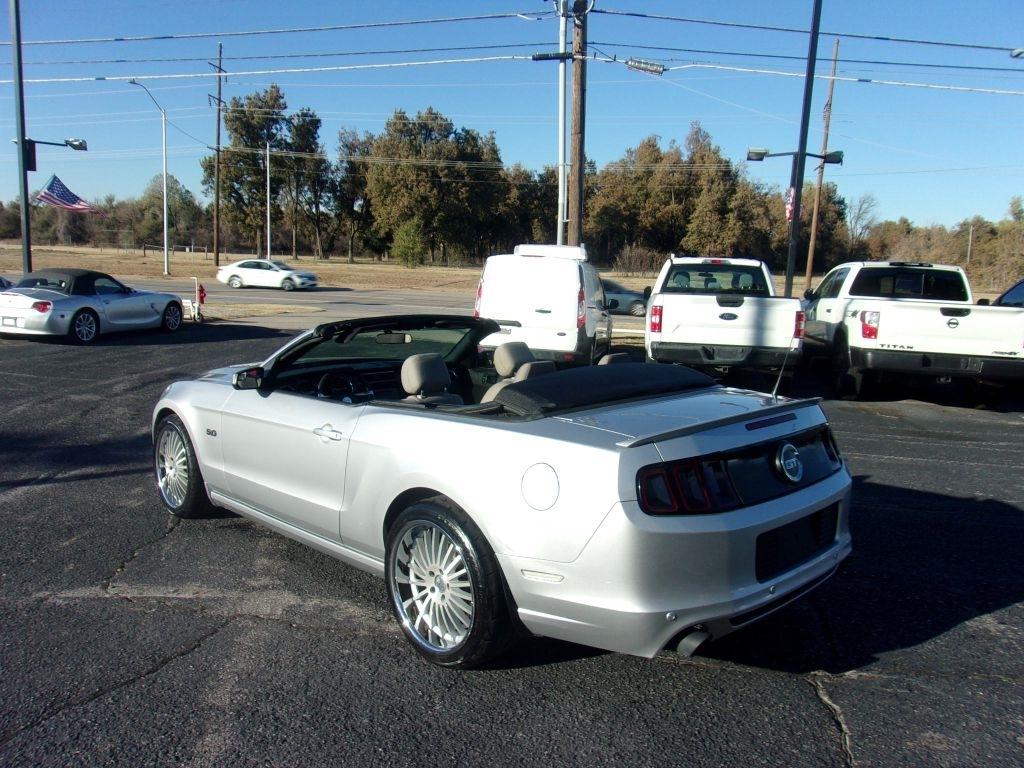 Ford Mustang GT convertible 2013