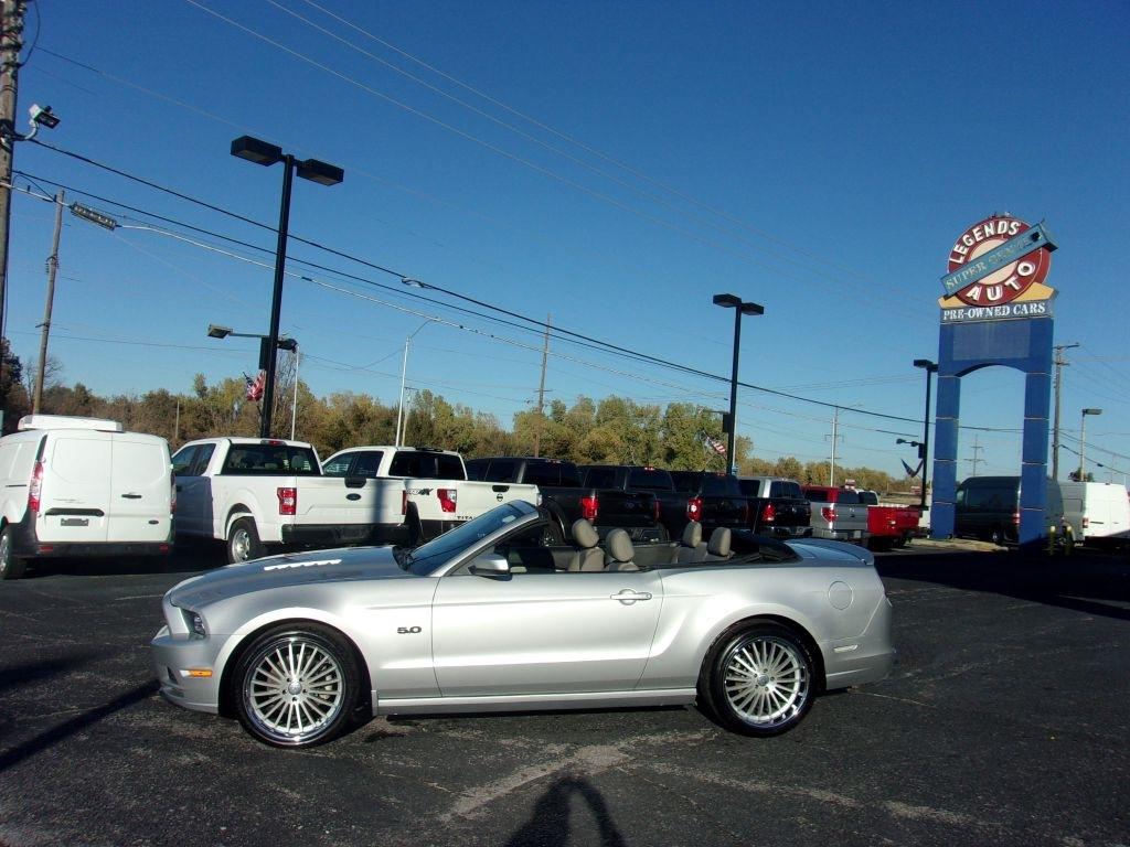 Ford Mustang GT convertible 2013