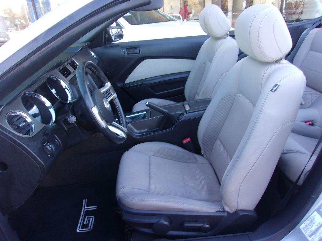 Ford Mustang GT convertible 2013