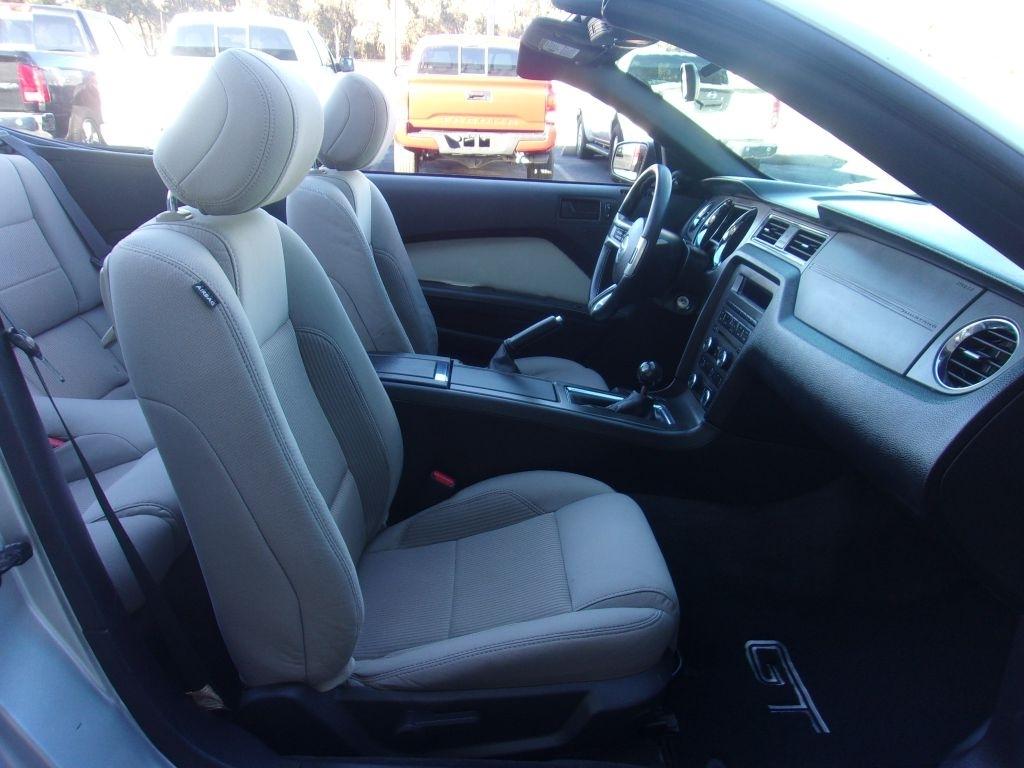 Ford Mustang GT convertible 2013