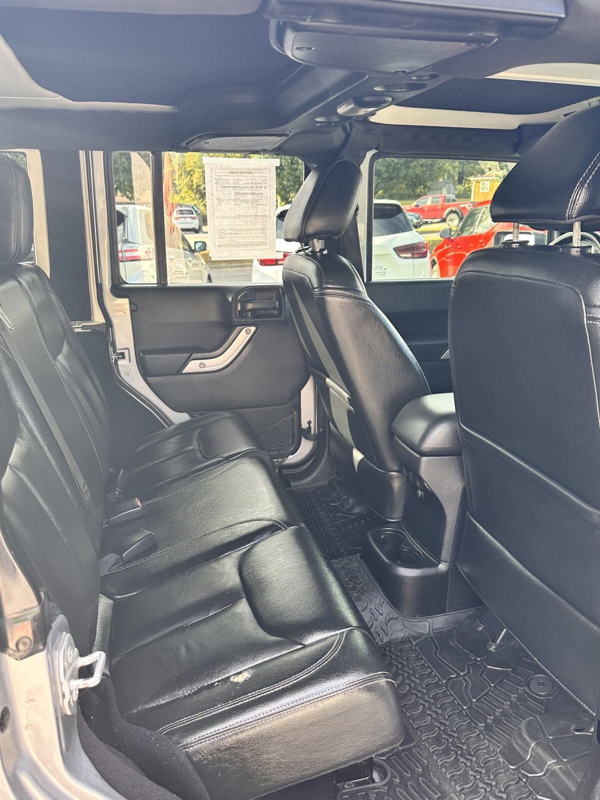 2015 Jeep Wrangler Unlimited Rubicon photo 13