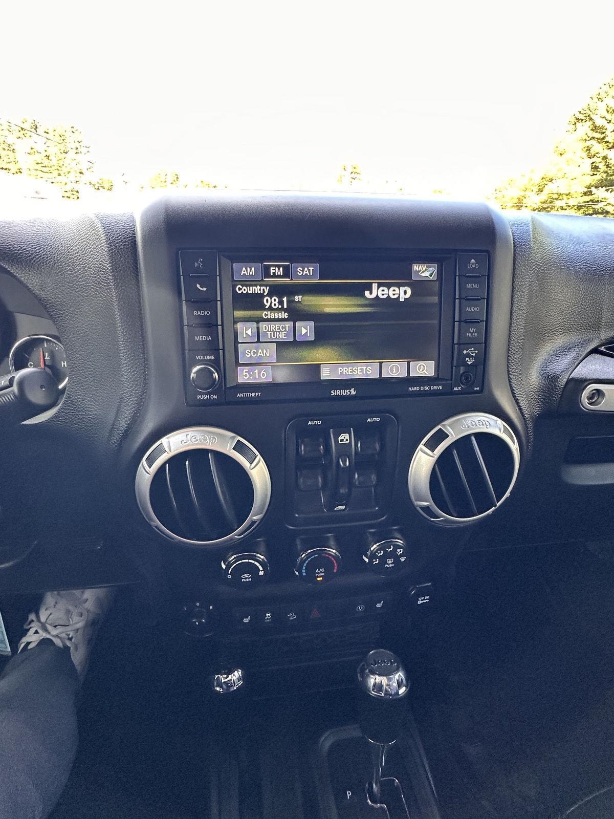 2015 Jeep Wrangler Unlimited Rubicon photo 19