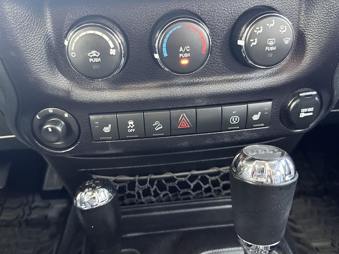 2015 Jeep Wrangler Unlimited Rubicon photo 20