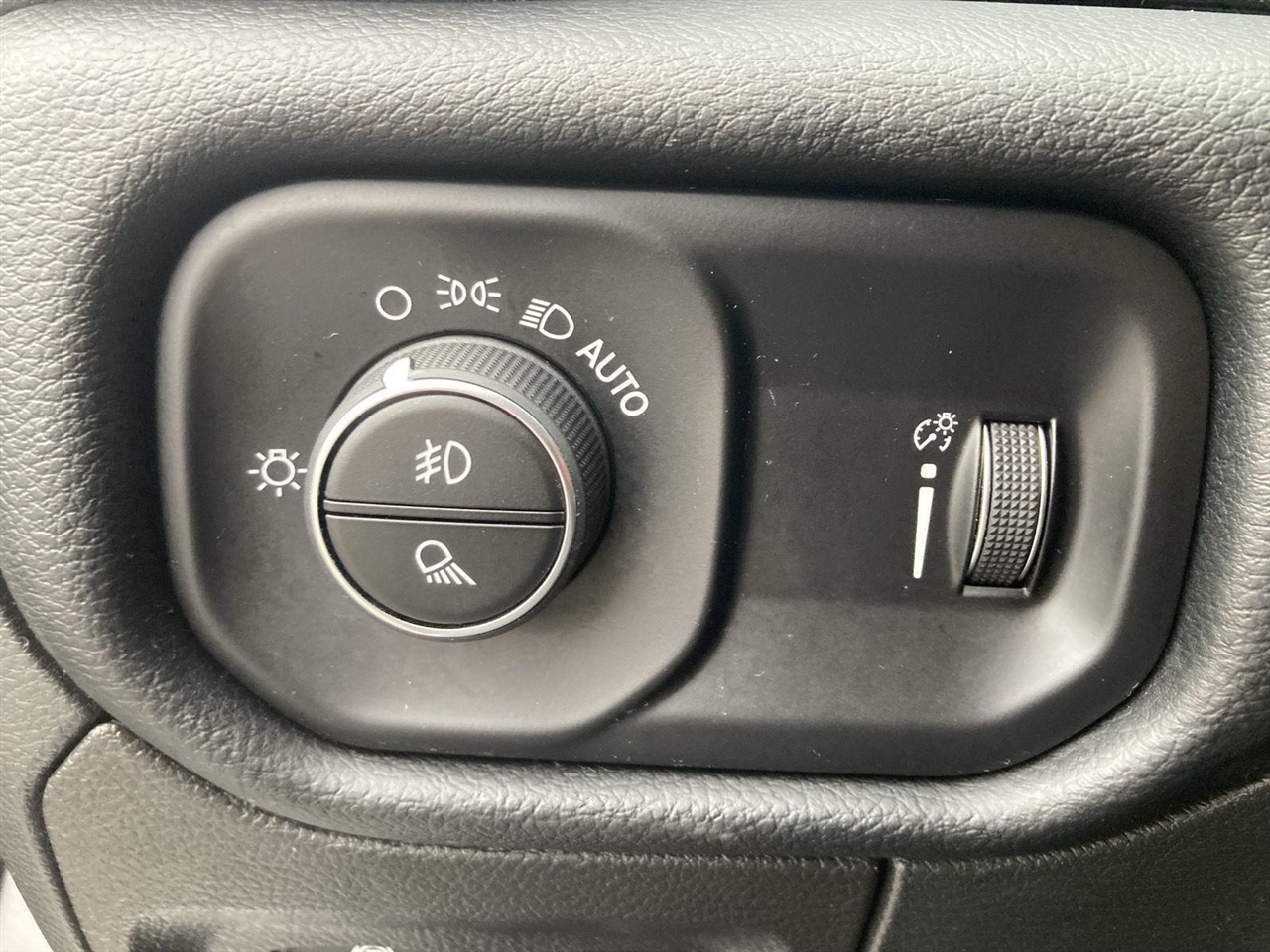 RAM 1500 Big Horn 4x4 Crew Cab 5'7" Box 2021