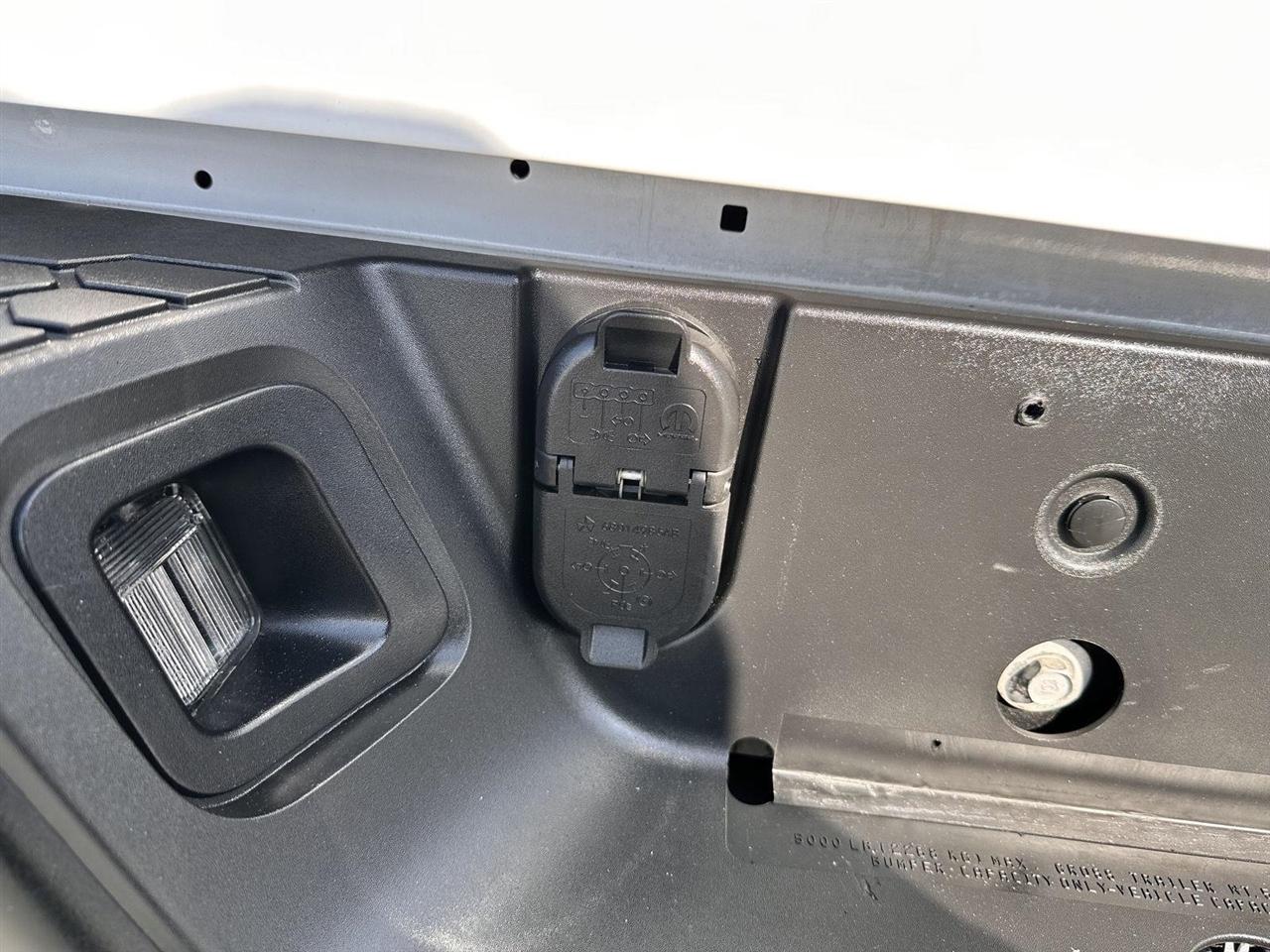 RAM 1500 Classic Warlock 4x4 Crew Cab 5'7" Box 2023