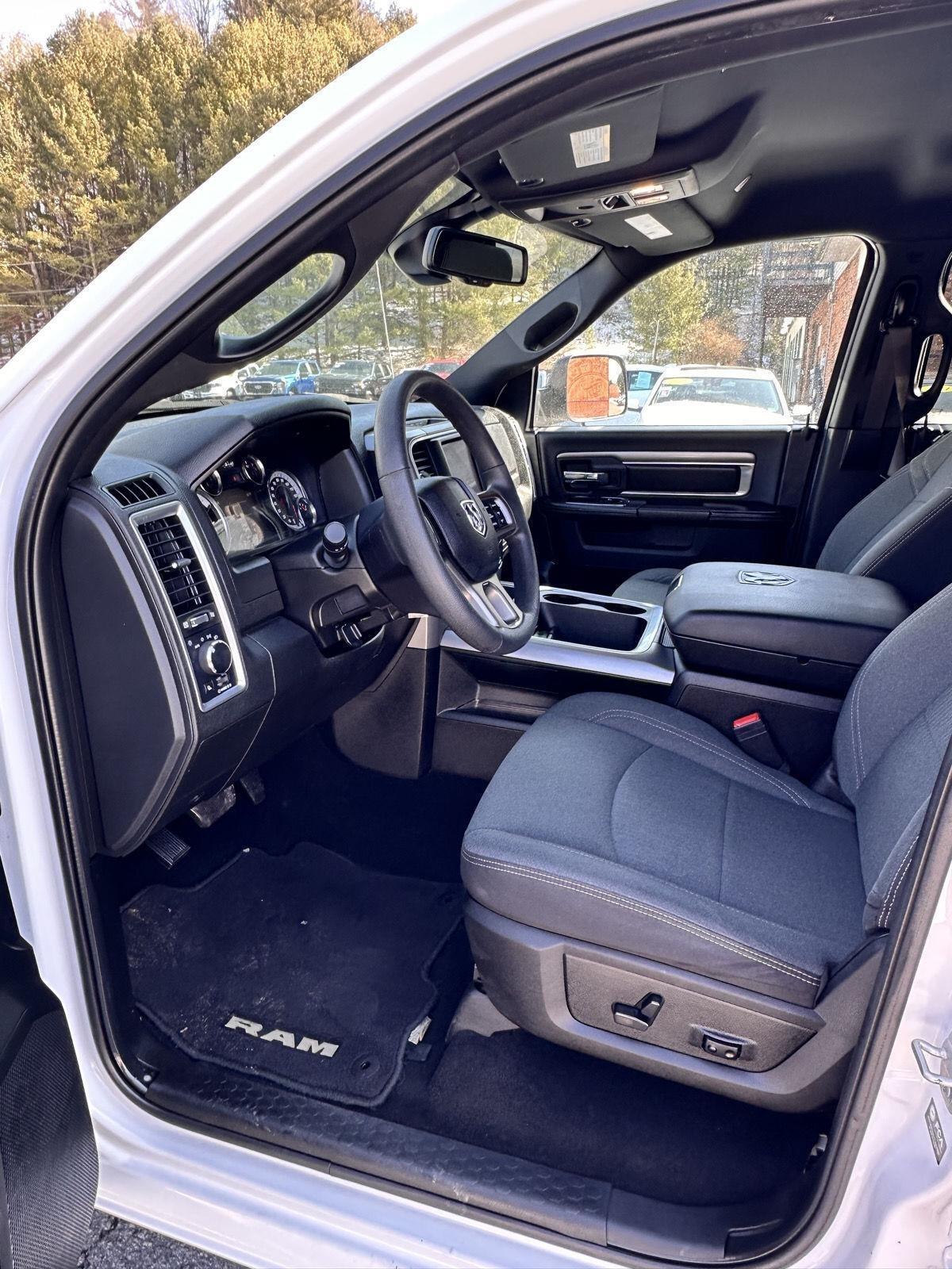 RAM 1500 Classic Warlock 4x4 Crew Cab 5'7" Box 2023