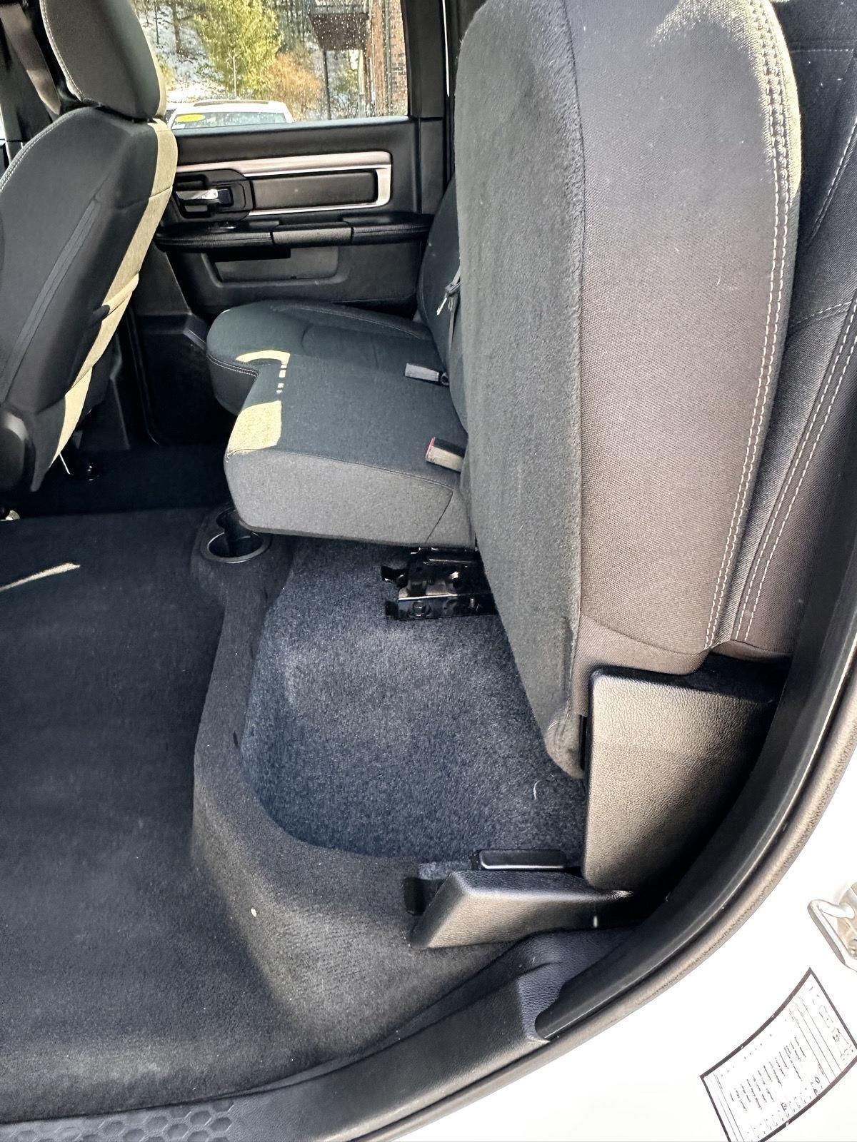 RAM 1500 Classic Warlock 4x4 Crew Cab 5'7" Box 2023