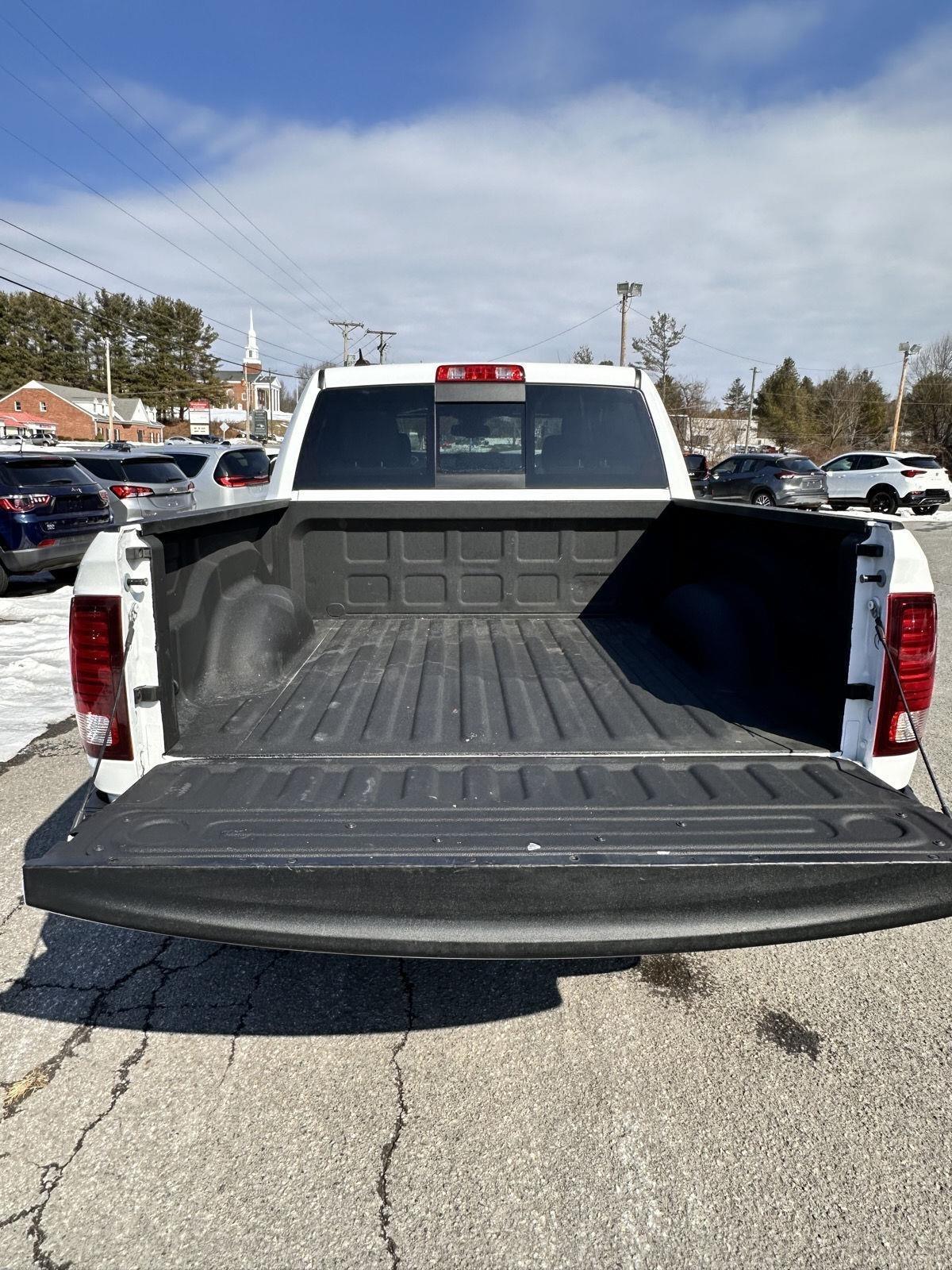 RAM 1500 Classic Warlock 4x4 Crew Cab 5'7" Box 2023