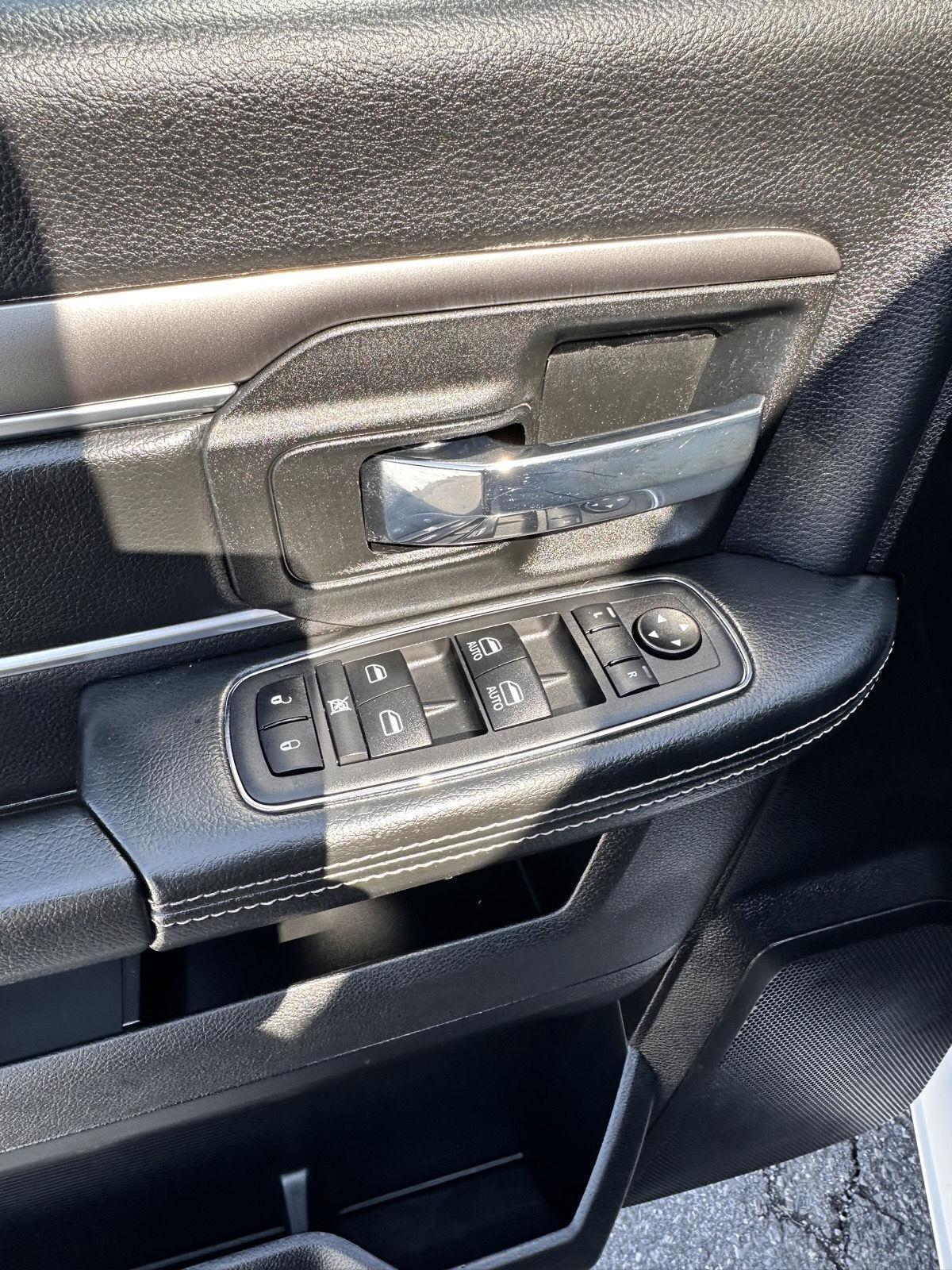 RAM 1500 Classic Warlock 4x4 Crew Cab 5'7" Box 2023