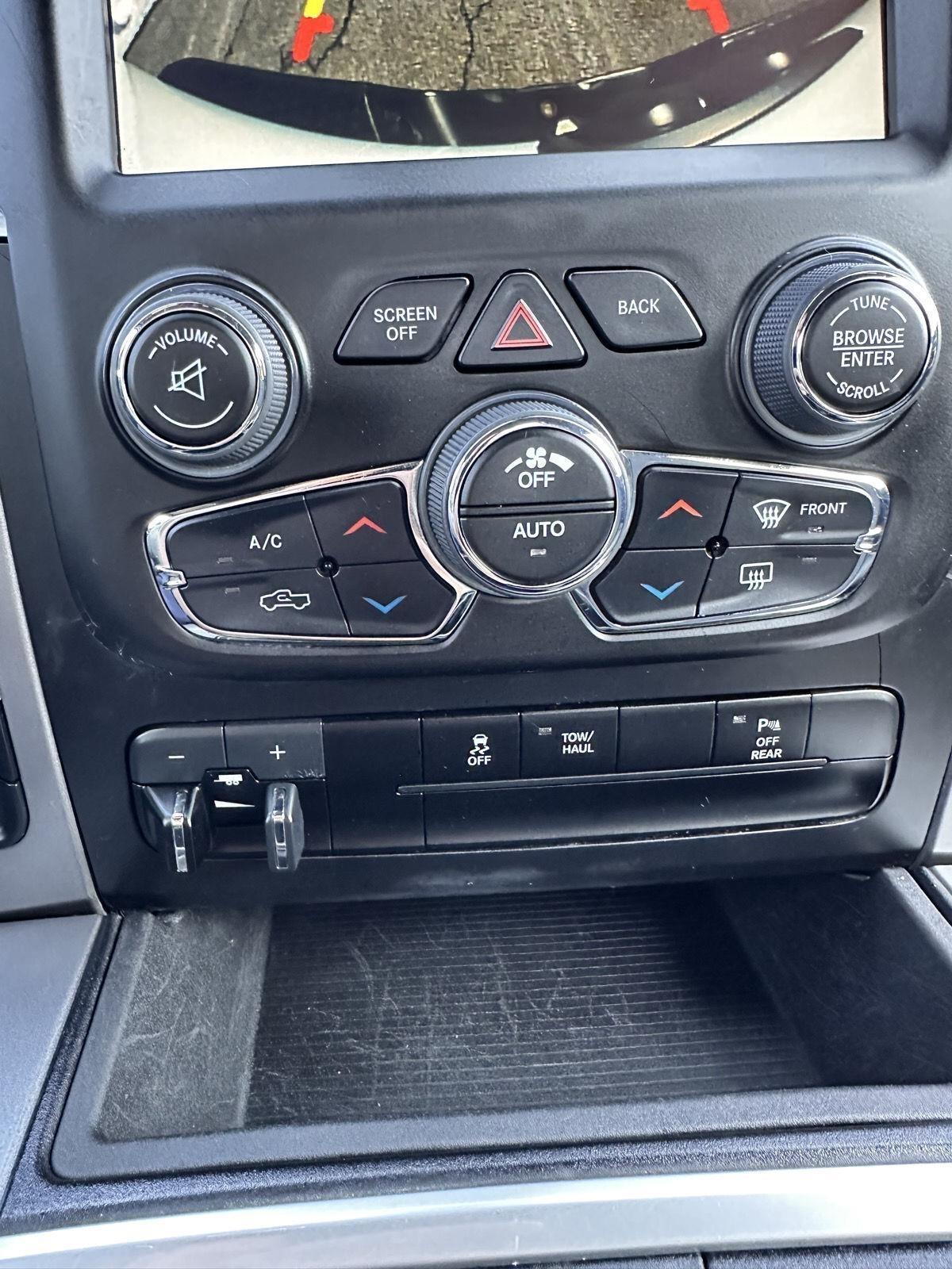 RAM 1500 Classic Warlock 4x4 Crew Cab 5'7" Box 2023