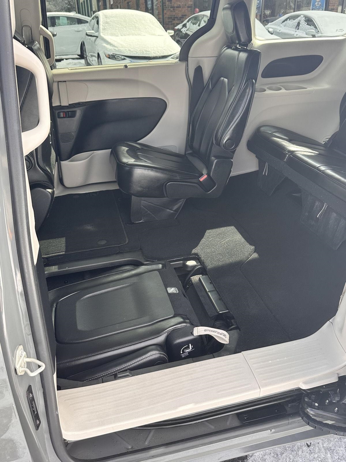 Chrysler Pacifica Touring L FWD 2023