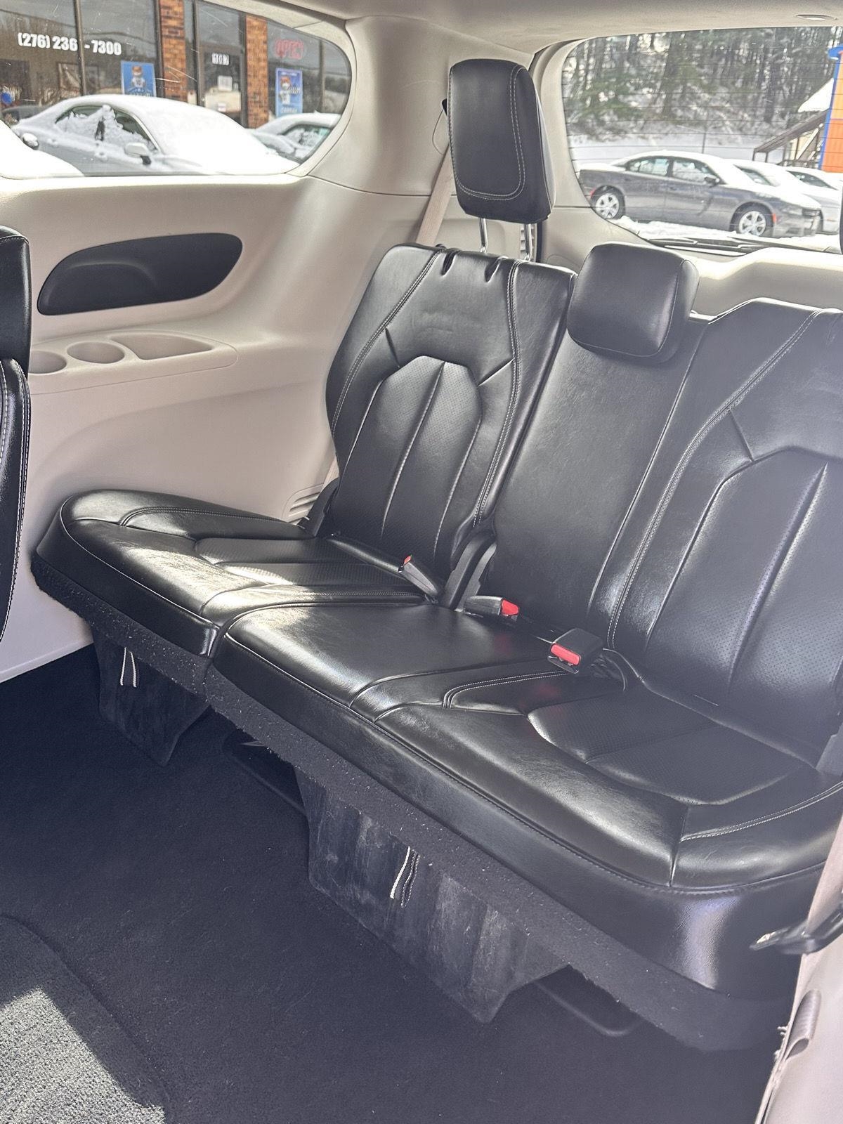 Chrysler Pacifica Touring L FWD 2023