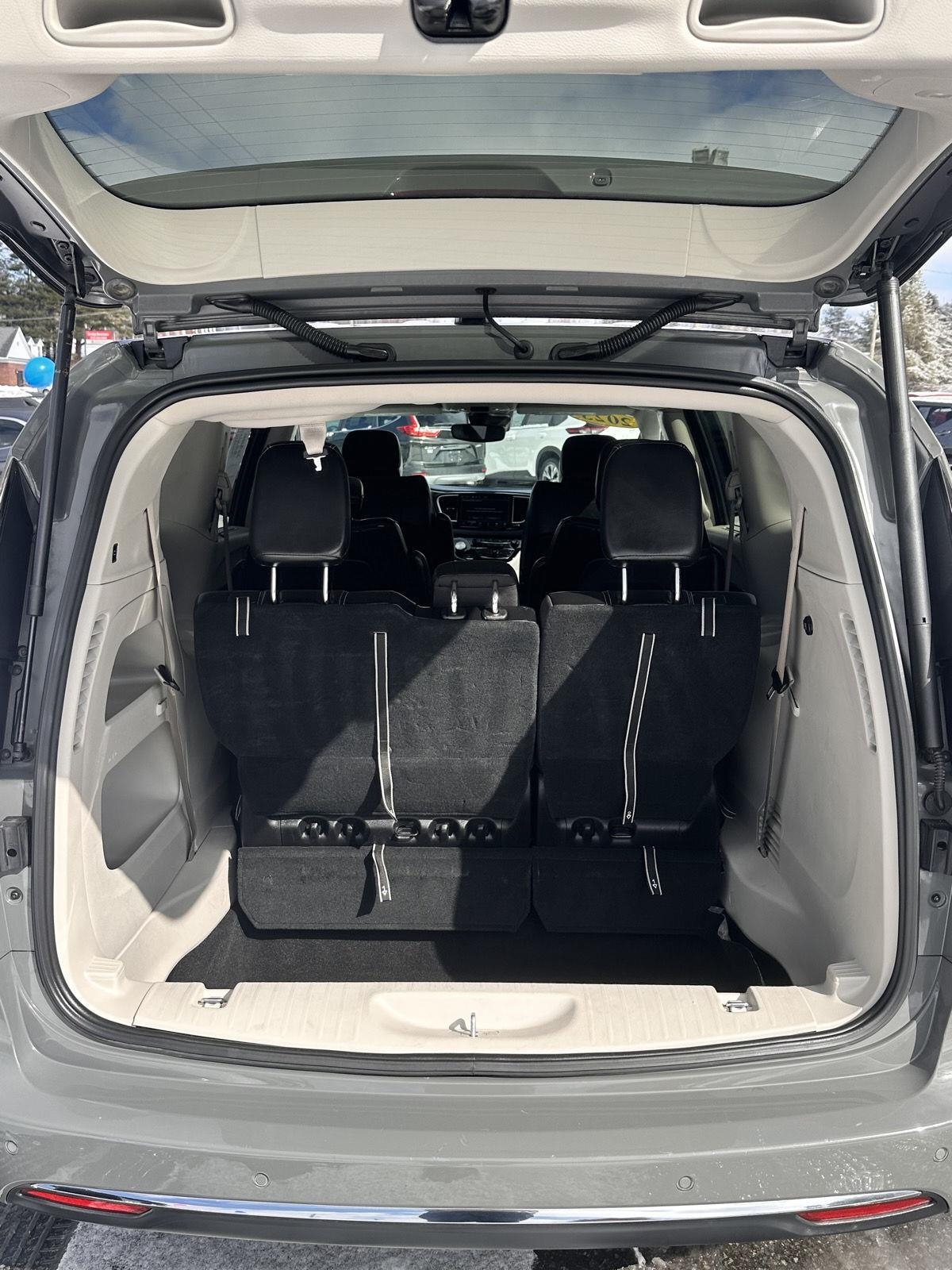 Chrysler Pacifica Touring L FWD 2023