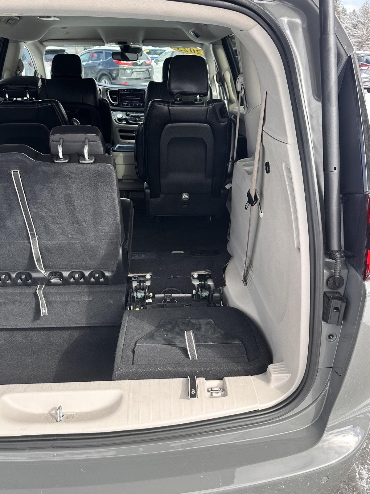 Chrysler Pacifica Touring L FWD 2023