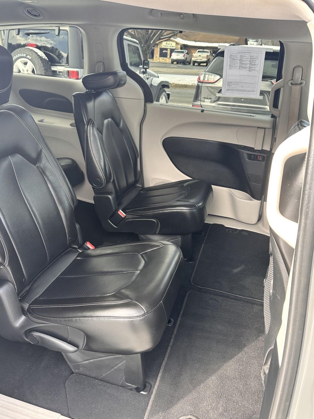 Chrysler Pacifica Touring L FWD 2023