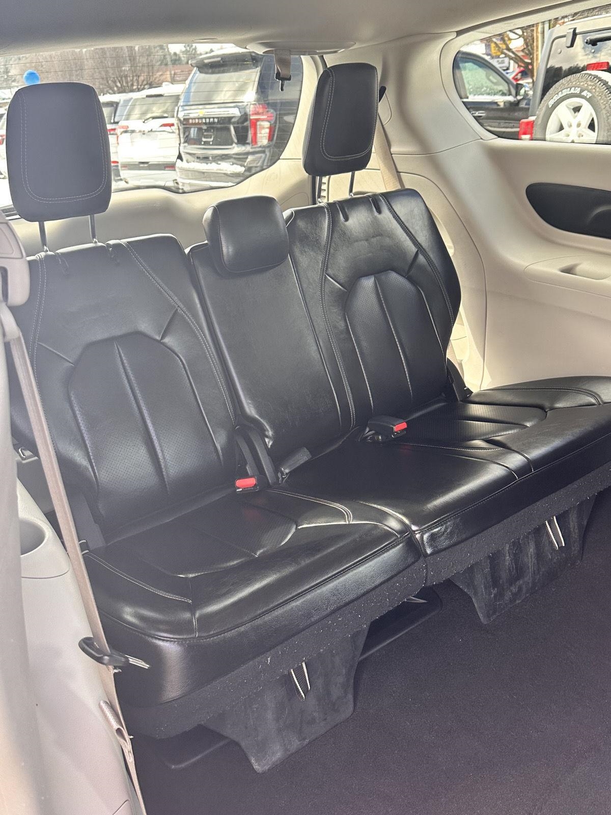 Chrysler Pacifica Touring L FWD 2023