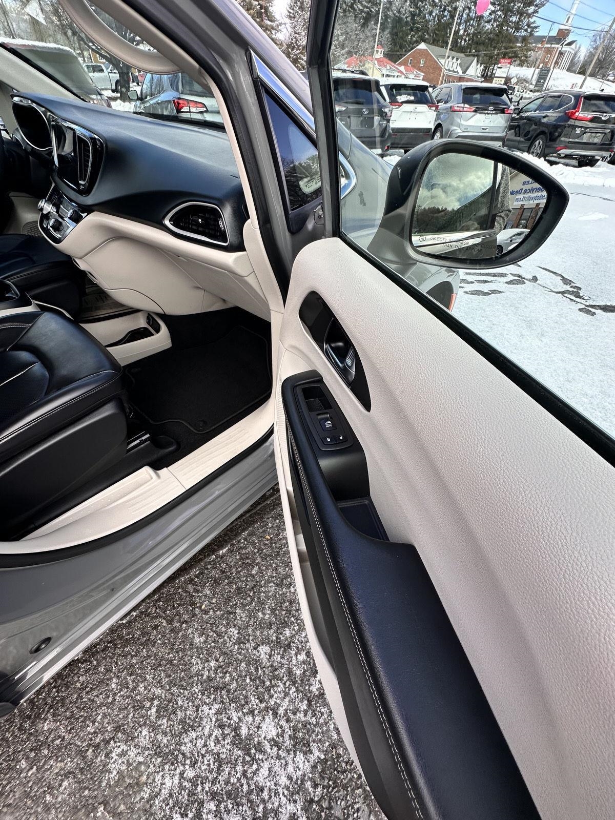 Chrysler Pacifica Touring L FWD 2023